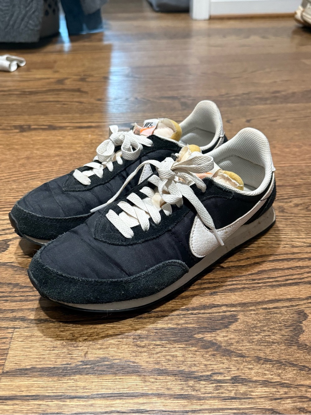 Nike Women's 8 Black and White Retro Runner Sneakers